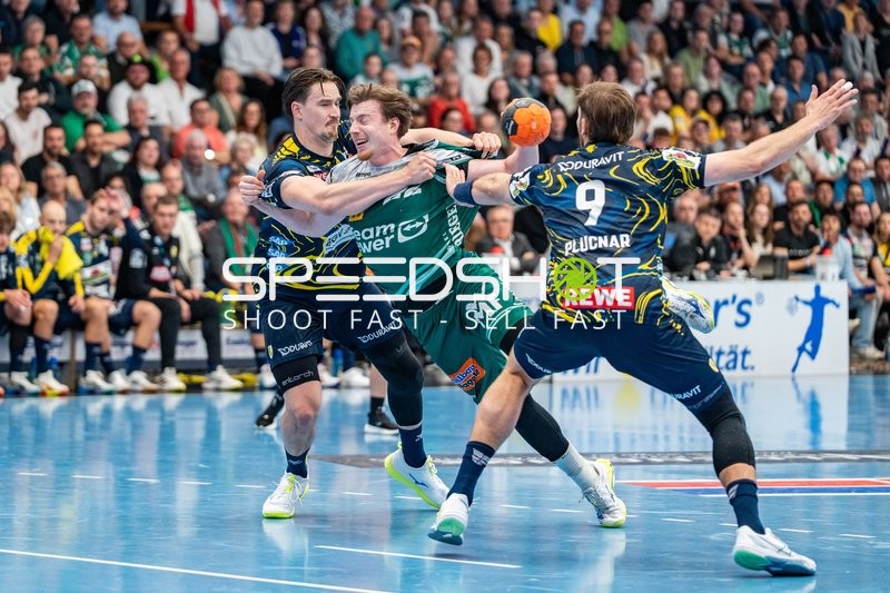 Handball, Bundesliga, Saison 25/26, Spieltag 29, Göppingen (grün), Löwen (blau-gelb), Erik Persson #22 (Göppingen)