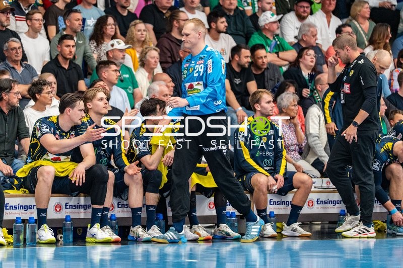 Handball, Bundesliga, Saison 25/26, Spieltag 29, Göppingen (grün), Löwen (blau-gelb), David Späth #29 (Löwen)