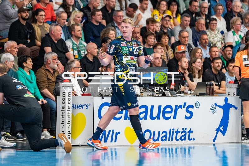 Handball, Bundesliga, Saison 25/26, Spieltag 29, Göppingen (grün), Löwen (blau-gelb), Haukur Thrastarson (25; Rhein Neckar Löwen)