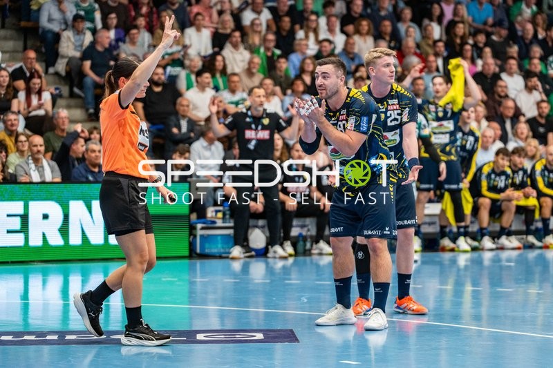 Handball, Bundesliga, Saison 25/26, Spieltag 29, Göppingen (grün), Löwen (blau-gelb), Jannik Kohlbacher #80 (Löwen)