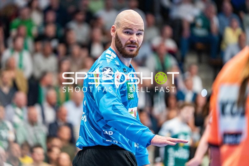 Handball, Bundesliga, Saison 25/26, Spieltag 29, Göppingen (grün), Löwen (blau-gelb), Mike Jensen #20 (Löwen)