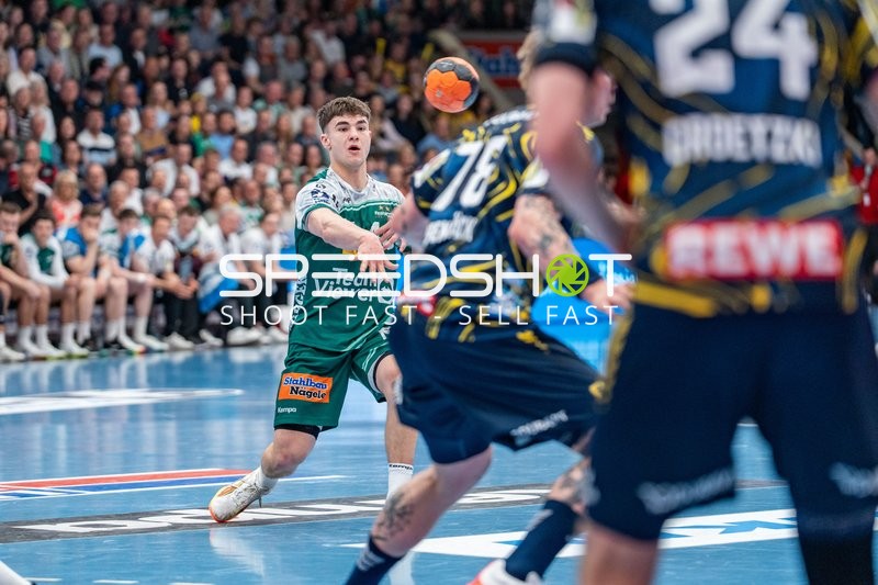 Handball, Bundesliga, Saison 25/26, Spieltag 29, Göppingen (grün), Löwen (blau-gelb), Elias Newel #40 (Göppingen)