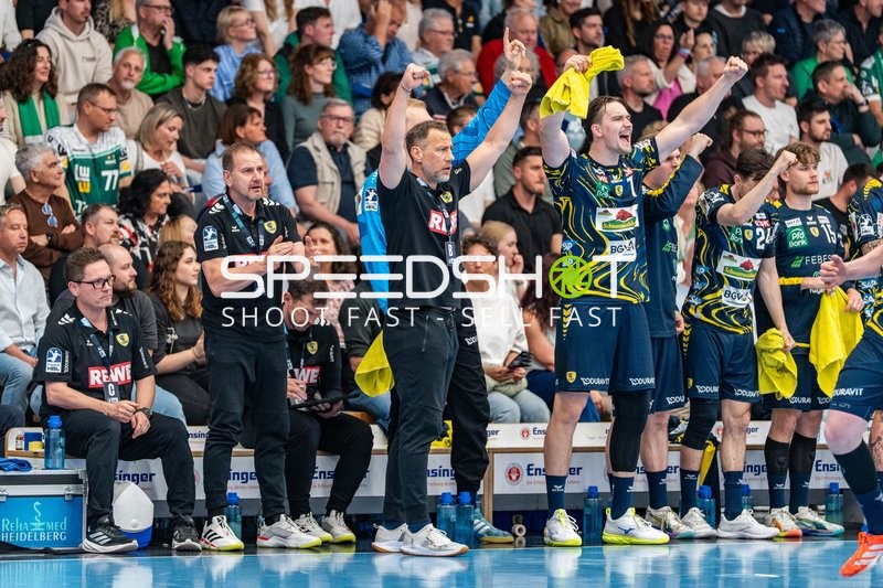 Handball, Bundesliga, Saison 25/26, Spieltag 29, Göppingen (grün), Löwen (blau-gelb), Maik Machulla (B, Löwen), Robert Timmermeister #7 (Löwen)