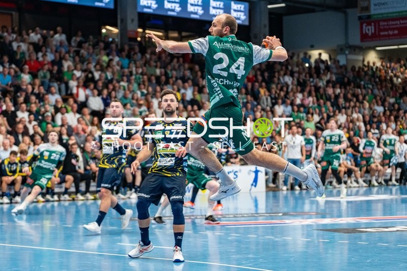 Handball, Bundesliga, Saison 25/26, Spieltag 29, Göppingen (grün), Löwen (blau-gelb), Marcel Schiller #24 (Göppingen)
