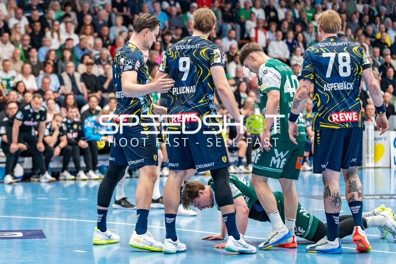 Handball, Bundesliga, Saison 25/26, Spieltag 29, Göppingen (grün), Löwen (blau-gelb), Erik Persson #22 (Boden, Göppingen), Elias Newel #40 (Göppingen), Robert Timmermeister #7 (links, Löwen), Steven Plucnar Jacobsen #9 (Löwen), Edwin Aspenbäck #78 (Löwen)