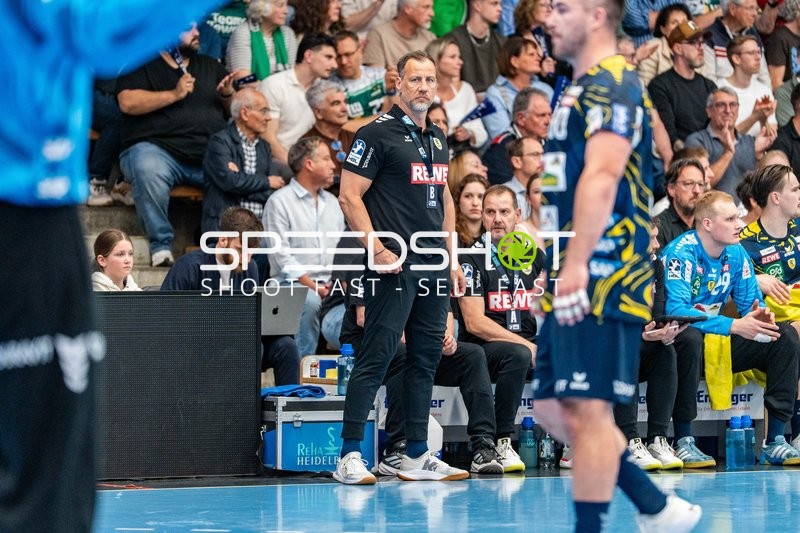 Handball, Bundesliga, Saison 25/26, Spieltag 29, Göppingen (grün), Löwen (blau-gelb), Maik Machulla (Löwen)