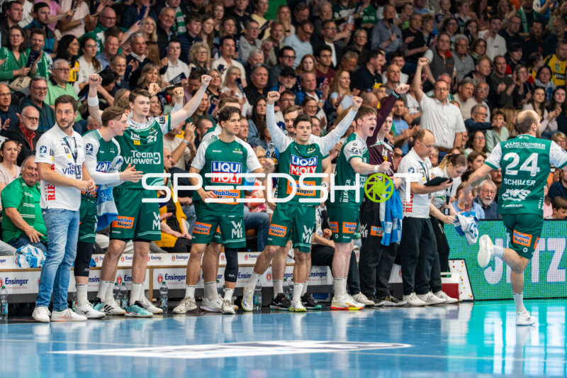 Handball, Bundesliga, Saison 25/26, Spieltag 29, Göppingen (grün), Löwen (blau-gelb), v.l.n.r. Ben Matschke, Ole Pregler #23, Oskar Sunnefeldt #27, Tim Gossner #17, Rutger Ten Velde #5, Oskar Neudeck #2, TW Julian Buchele #1, Marcel Schiller #24 (alle Göppingen)