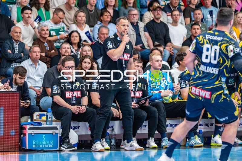 Handball, Bundesliga, Saison 25/26, Spieltag 29, Göppingen (grün), Löwen (blau-gelb), Maik Machulla (Löwen)