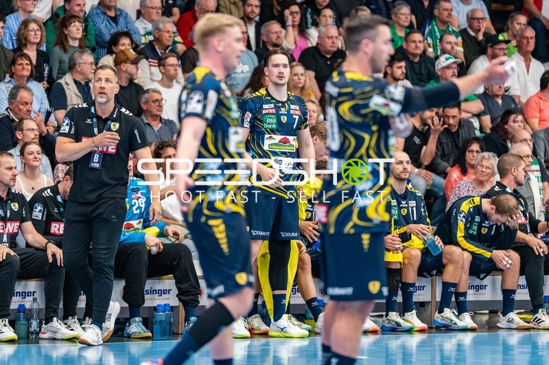 Handball, Bundesliga, Saison 25/26, Spieltag 29, Göppingen (grün), Löwen (blau-gelb), Maik Machulla (links, Löwen), Robert Timmermeister #7 (Löwen)