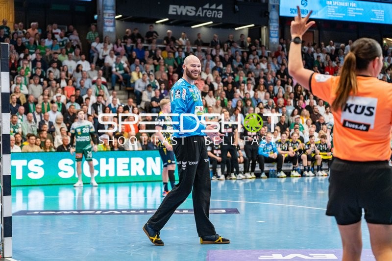 Handball, Bundesliga, Saison 25/26, Spieltag 29, Göppingen (grün), Löwen (blau-gelb), Mike Jensen #20 (Löwen)