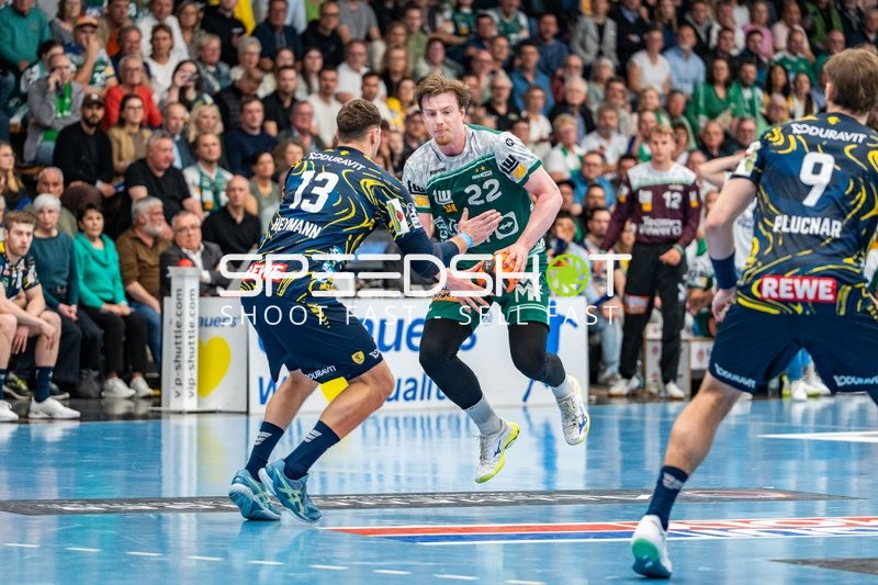 Handball, Bundesliga, Saison 25/26, Spieltag 29, Göppingen (grün), Löwen (blau-gelb), Eriks Persson #22 (Göppingen), Sebastian Heymann #13 (Löwen)