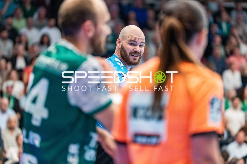 Handball, Bundesliga, Saison 25/26, Spieltag 29, Göppingen (grün), Löwen (blau-gelb), Mike Jensen #20 (Löwen)