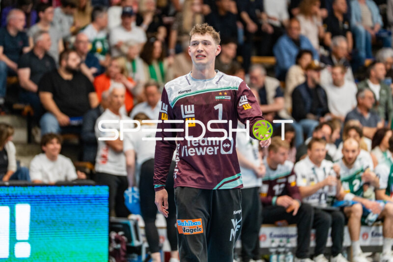 Handball, Bundesliga, Saison 25/26, Spieltag 29, Göppingen (grün), Löwen (blau-gelb), Julian Buchele #1 (Göppingen)