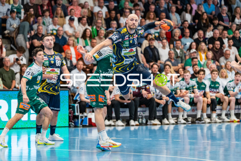 Handball, Bundesliga, Saison 25/26, Spieltag 29, Göppingen (grün), Löwen (blau-gelb), Lukas Sandell #11 (Löwen)
