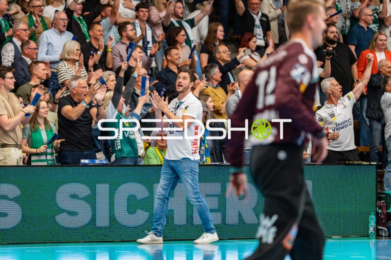 Handball, Bundesliga, Saison 25/26, Spieltag 29, Göppingen (grün), Löwen (blau-gelb), Ben Matschke (rechts, Göppingen)
