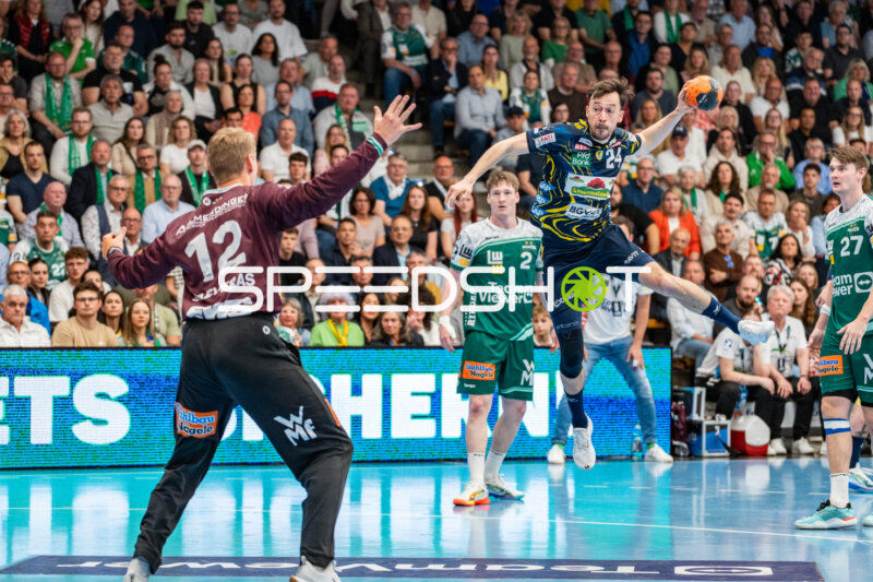 Handball, Bundesliga, Saison 25/26, Spieltag 29, Göppingen (grün), Löwen (blau-gelb), Patrick Groetzki #24 (Löwen)