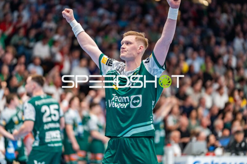 Handball, Bundesliga, Saison 25/26, Spieltag 29, Göppingen (grün), Löwen (blau-gelb), Ymir Gislason #33 (Göppingen)