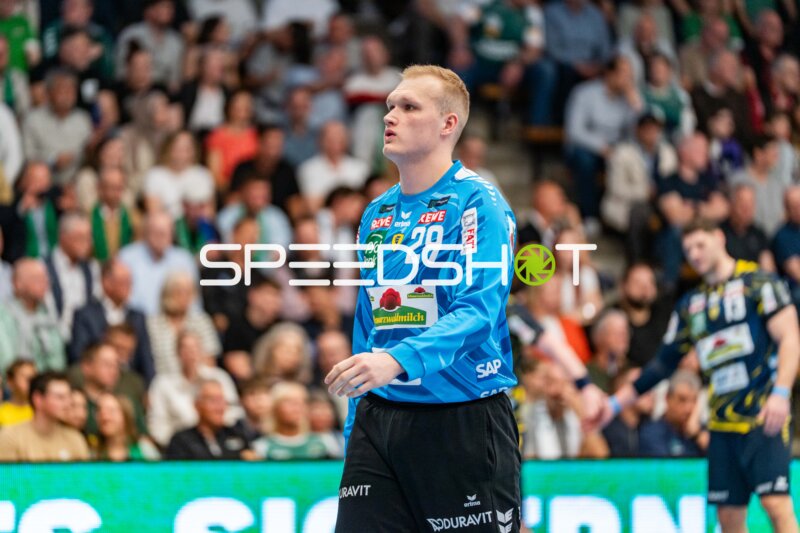 Handball, Bundesliga, Saison 25/26, Spieltag 29, Göppingen (grün), Löwen (blau-gelb), David Späth #29 (Löwen)