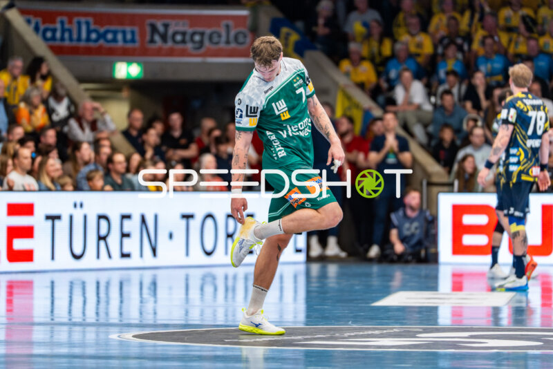 Handball, Bundesliga, Saison 25/26, Spieltag 29, Göppingen (grün), Löwen (blau-gelb), Victor Klöve #7 (Göppingen)