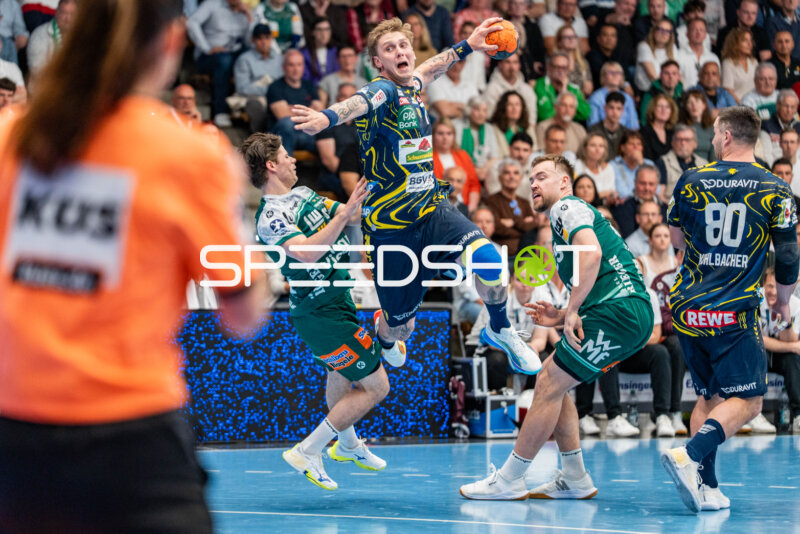 Handball, Bundesliga, Saison 25/26, Spieltag 29, Göppingen (grün), Löwen (blau-gelb), Edwin Aspenbäck #78 (Löwen)