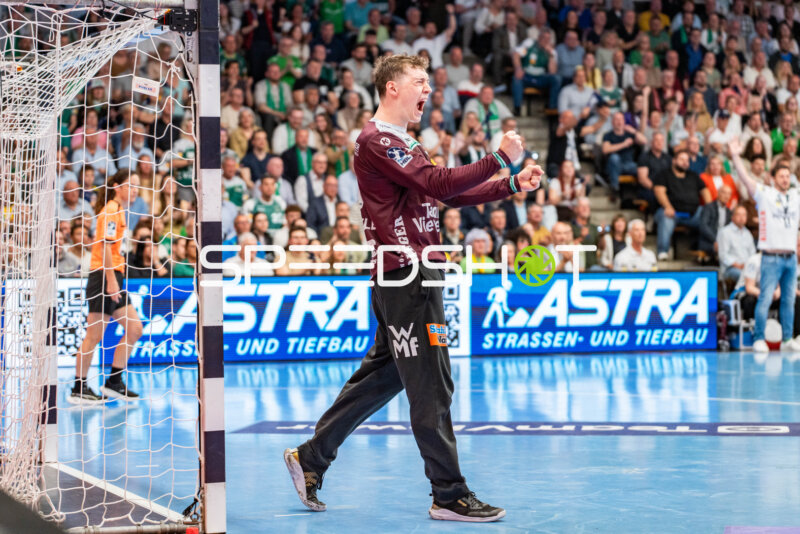 Handball, Bundesliga, Saison 25/26, Spieltag 29, Göppingen (grün), Löwen (blau-gelb), Julian Buchele #1 (Göppingen)