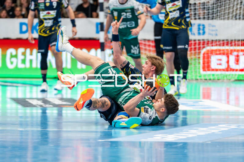Handball, Bundesliga, Saison 25/26, Spieltag 29, Göppingen (grün), Löwen (blau-gelb), Edwin Aspenbäck #78 (Löwen). Elias Newel #40 (Göppingen)