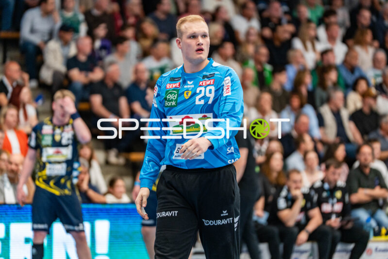 Handball, Bundesliga, Saison 25/26, Spieltag 29, Göppingen (grün), Löwen (blau-gelb), David Späth #29 (Löwen)
