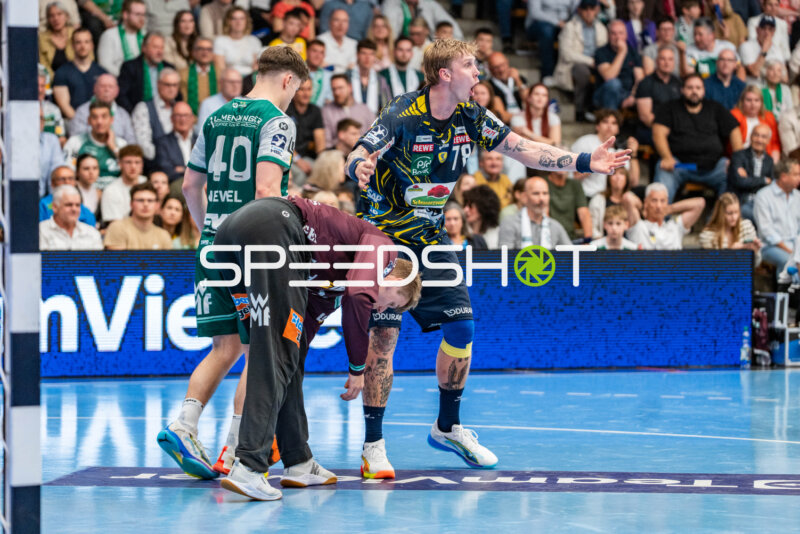 Handball, Bundesliga, Saison 25/26, Spieltag 29, Göppingen (grün), Löwen (blau-gelb), Edwin Aspenbäck #78 (Löwen), Kristian Saeveras #12 (Göppingen)