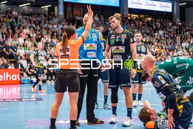 Handball, Bundesliga, Saison 25/26, Spieltag 29, Göppingen (grün), Löwen (blau-gelb), Steven Plucnar Jacobsen #9 (Löwen)