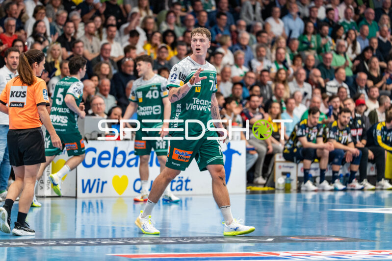 Handball, Bundesliga, Saison 25/26, Spieltag 29, Göppingen (grün), Löwen (blau-gelb), Victor Klöve #7 (Göppingen)