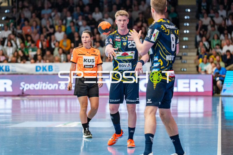 Handball, Bundesliga, Saison 25/26, Spieltag 29, Göppingen (grün), Löwen (blau-gelb), Haukur Thrastarson #25 (Löwen)