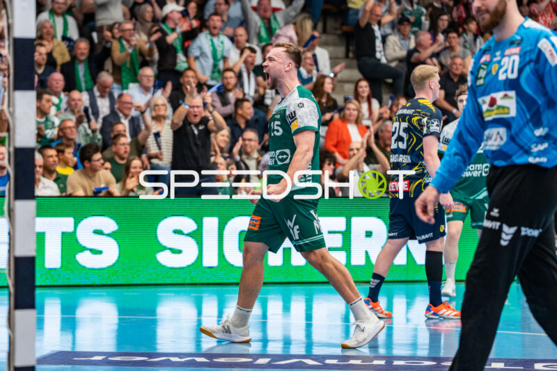 Handball, Bundesliga, Saison 25/26, Spieltag 29, Göppingen (grün), Löwen (blau-gelb), Ludvig Jurmala #25 (Göppingen)