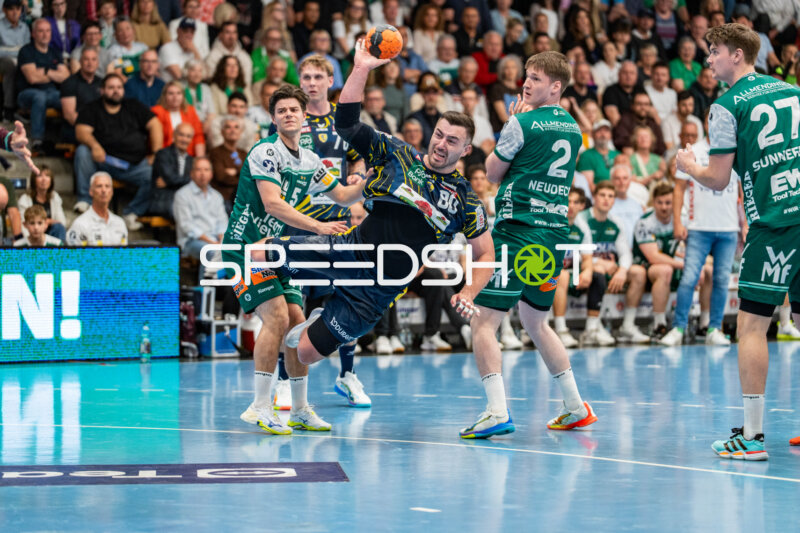 Handball, Bundesliga, Saison 25/26, Spieltag 29, Göppingen (grün), Löwen (blau-gelb), Jannik Kohlbacher #80 (Löwen)
