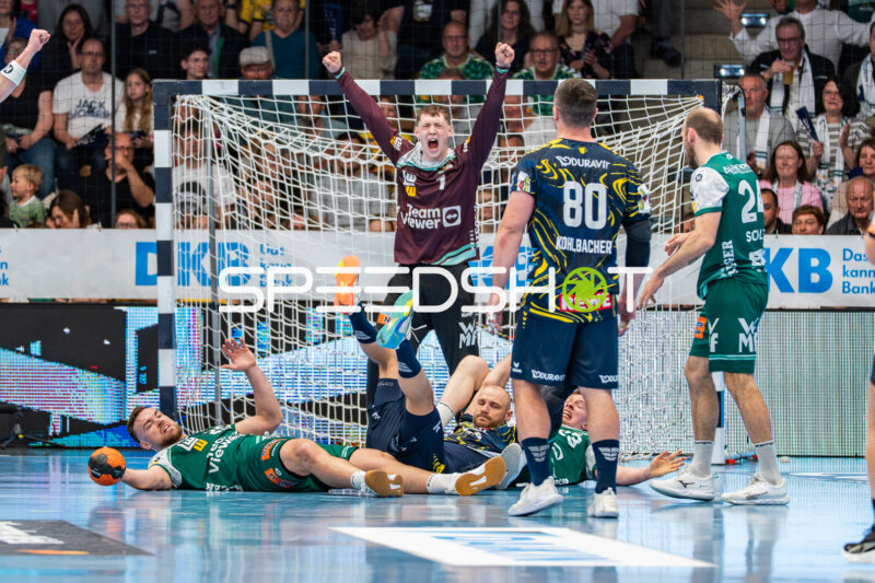 Handball, Bundesliga, Saison 25/26, Spieltag 29, Göppingen (grün), Löwen (blau-gelb), v.l.n.r. Ludvig Jurmala #25 (Göppingen), Lukas Sandell #11 (Löwen), TW Julian Buchele 1 (Göppingen), Ole Pregler #23 (Boden, Göppingen), Jannik Kohlbacher #80 (Löwen), Marcel Schiller #24 (Göppingen)