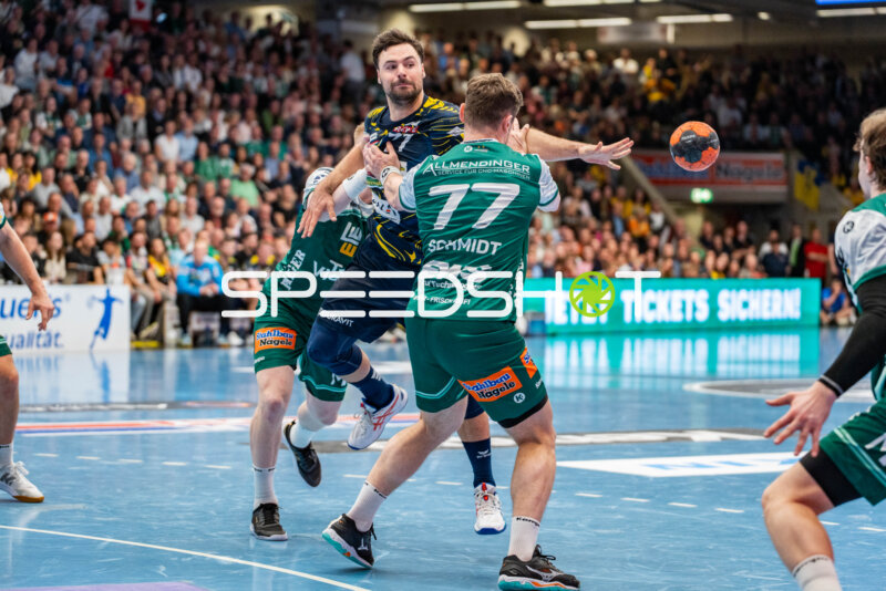 Handball, Bundesliga, Saison 25/26, Spieltag 29, Göppingen (grün), Löwen (blau-gelb), Dani Baijens #77 (Löwen)