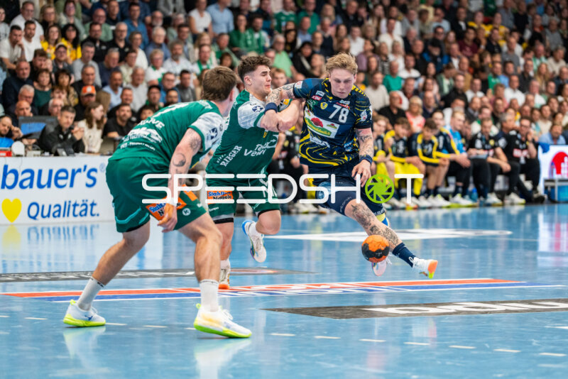Handball, Bundesliga, Saison 25/26, Spieltag 29, Göppingen (grün), Löwen (blau-gelb), Elias Newel #40 (links, Göppingen), Edwin Aspenbäck #78 (rechts, Löwen)