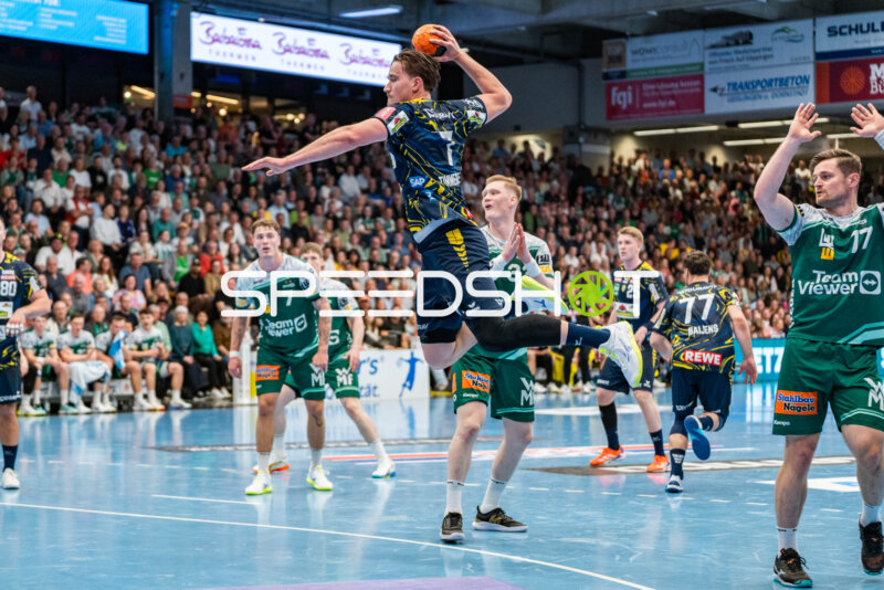 Handball, Bundesliga, Saison 25/26, Spieltag 29, Göppingen (grün), Löwen (blau-gelb), Robert Timmermeister #7 (Löwen)