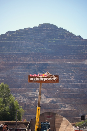 Red Bull Erzbergrodeo 2026 – Eventschild vor dem Erzberg