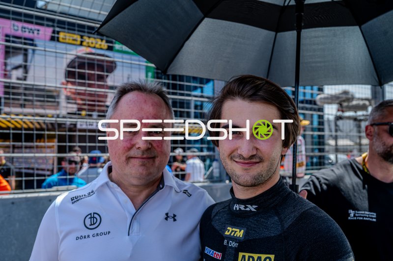 Ben Dörr (Dörr Motorsport) und Teamverantwortlicher im Fahrerlager