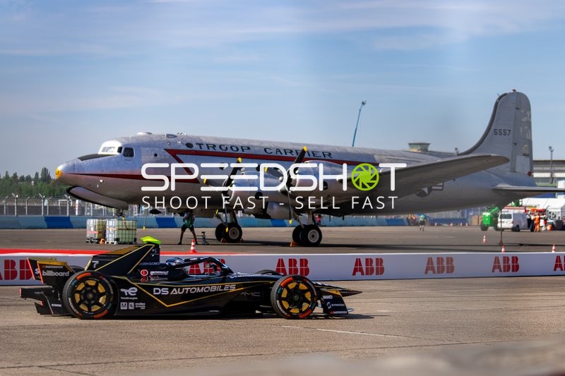 Formel E Fahrzeug vor Flugzeug