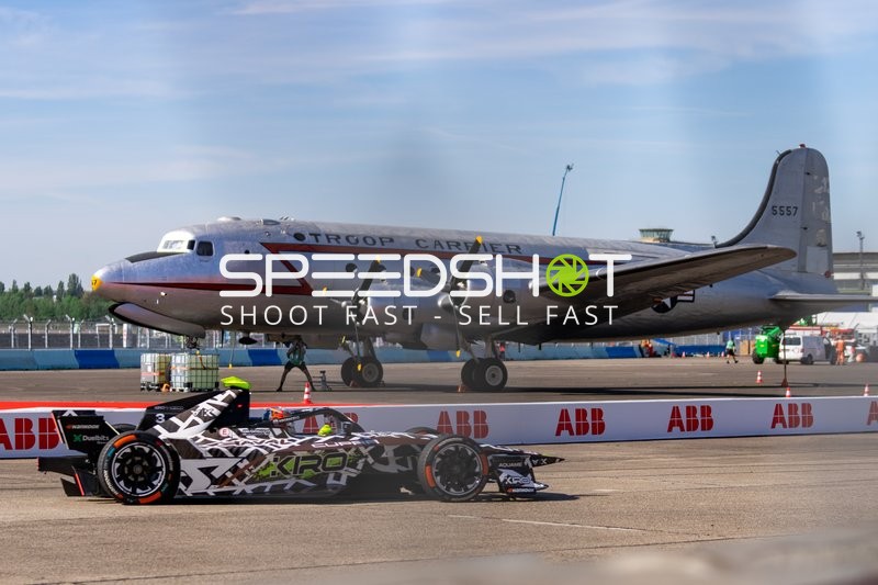 Formel E Fahrzeug und Flugzeug