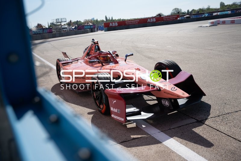 Formel E Fahrzeug auf der Rennstrecke