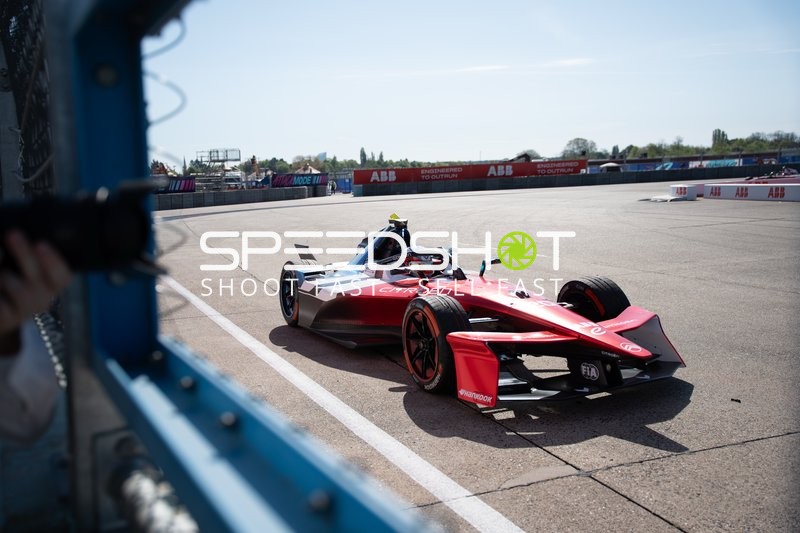 Formel E Fahrzeug auf der Rennstrecke