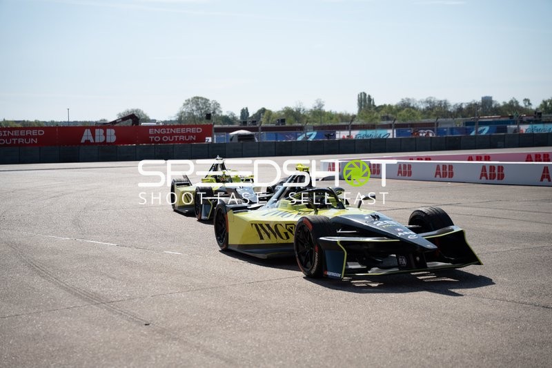 Formel E Fahrzeuge auf dem Tempelhofer Feld