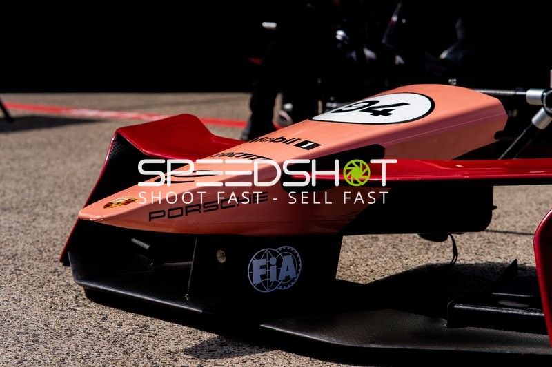 Formel E Fahrzeug mit Startnummer 94 am Flughafen Tempelhof