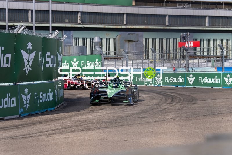 Spannende Rennszene beim Hankook Berlin E-Prix