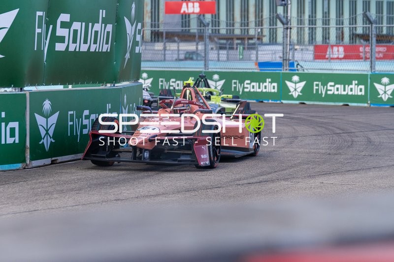 Spannende Formel E Aktion am Flughafen Tempelhof
