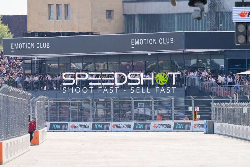 Zuschauer im Emotion Club am Flughafen Tempelhof