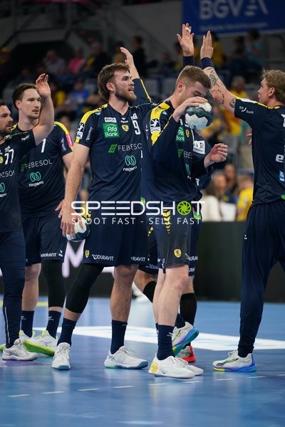Szene mit Steven Plucnar Jacobsen (9; Rhein Neckar Löwen) und Teamkollegen