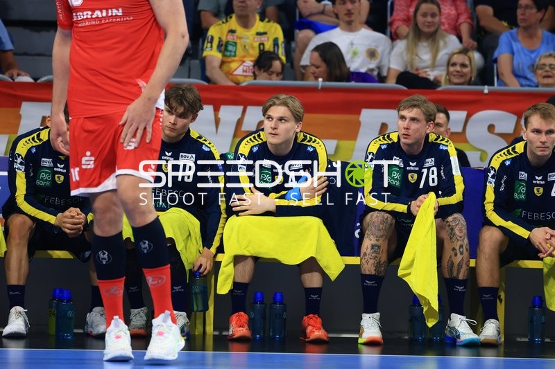 Szene mit David More (15; Rhein Neckar Löwen) und Teamkollegen